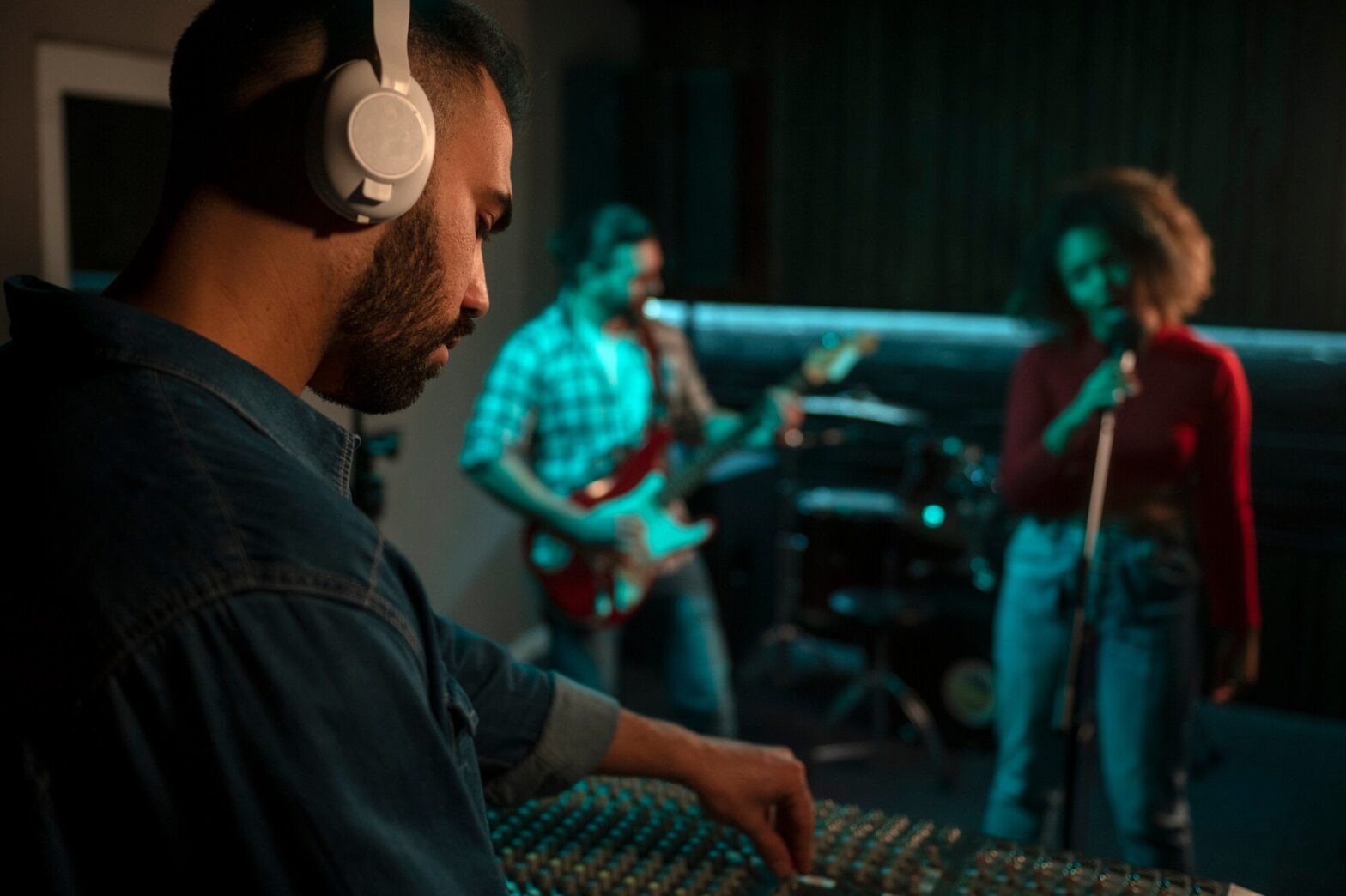Affordable music mixing services can enhance your sound with budget-friendly techniques and tailored solutions.